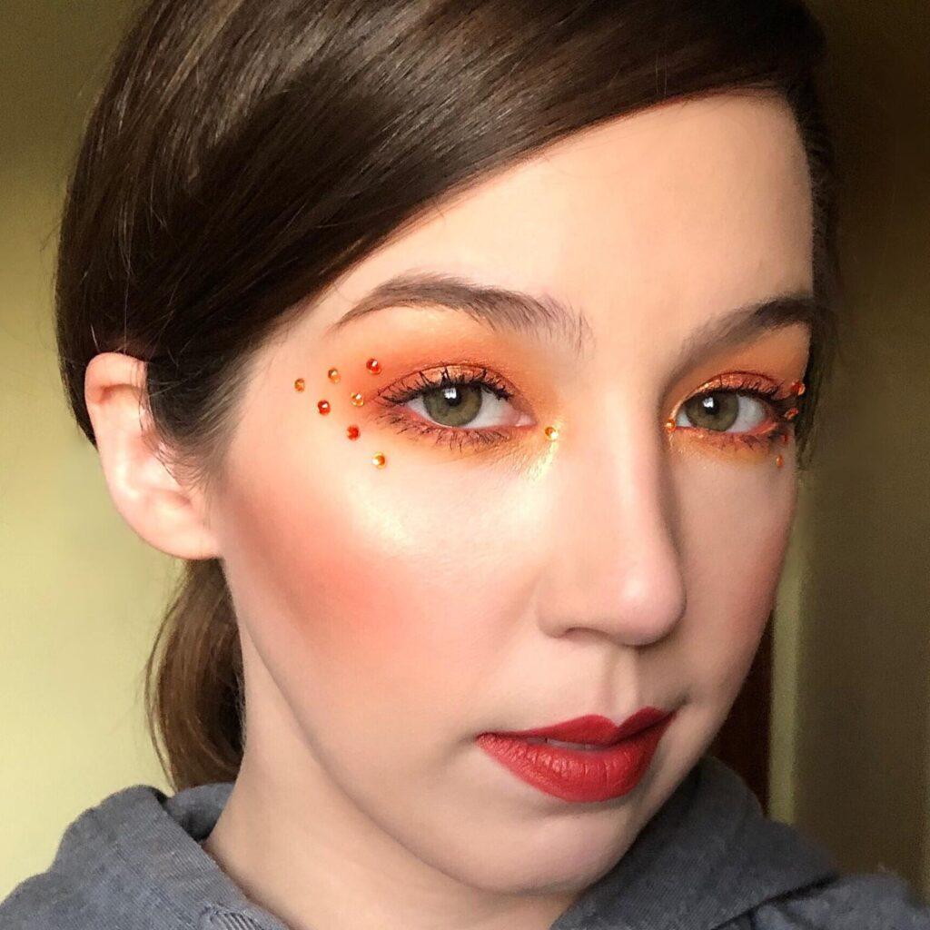 21. Pumpkin Spice Rhinestone eye makeup