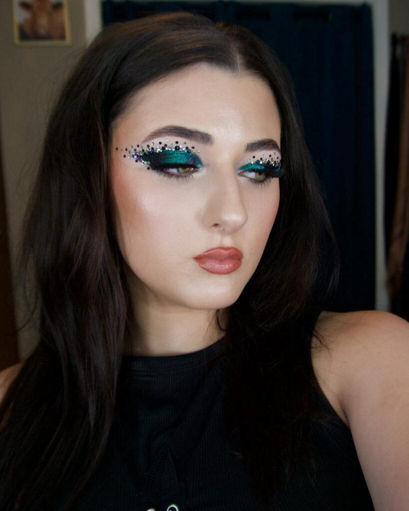 30. Smokey Bling Rhinestone eye makeup